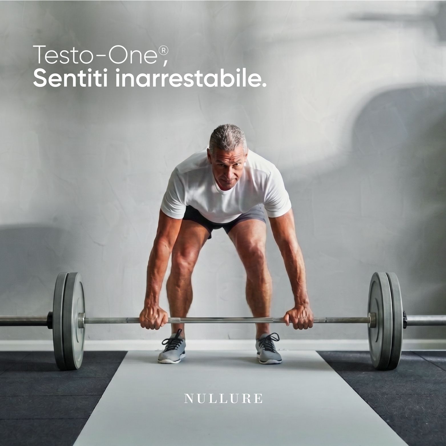 Uomo che solleva un peso, con il nome del prodotto "Testo-One" e il marchio "Nullure" sullo sfondo.