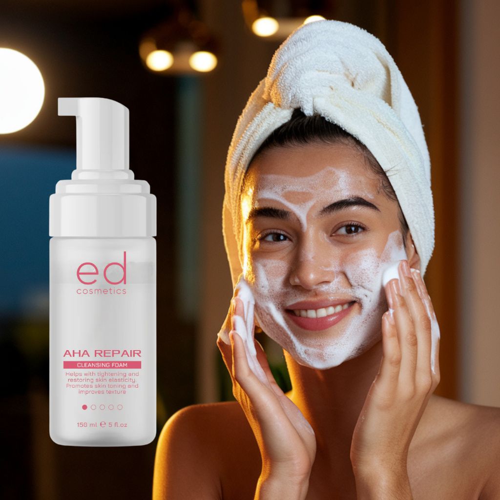 Donna con asciugamano in testa, applica detergente. Flacone: ed cosmetics, AHA Repair Cleansing Foam.