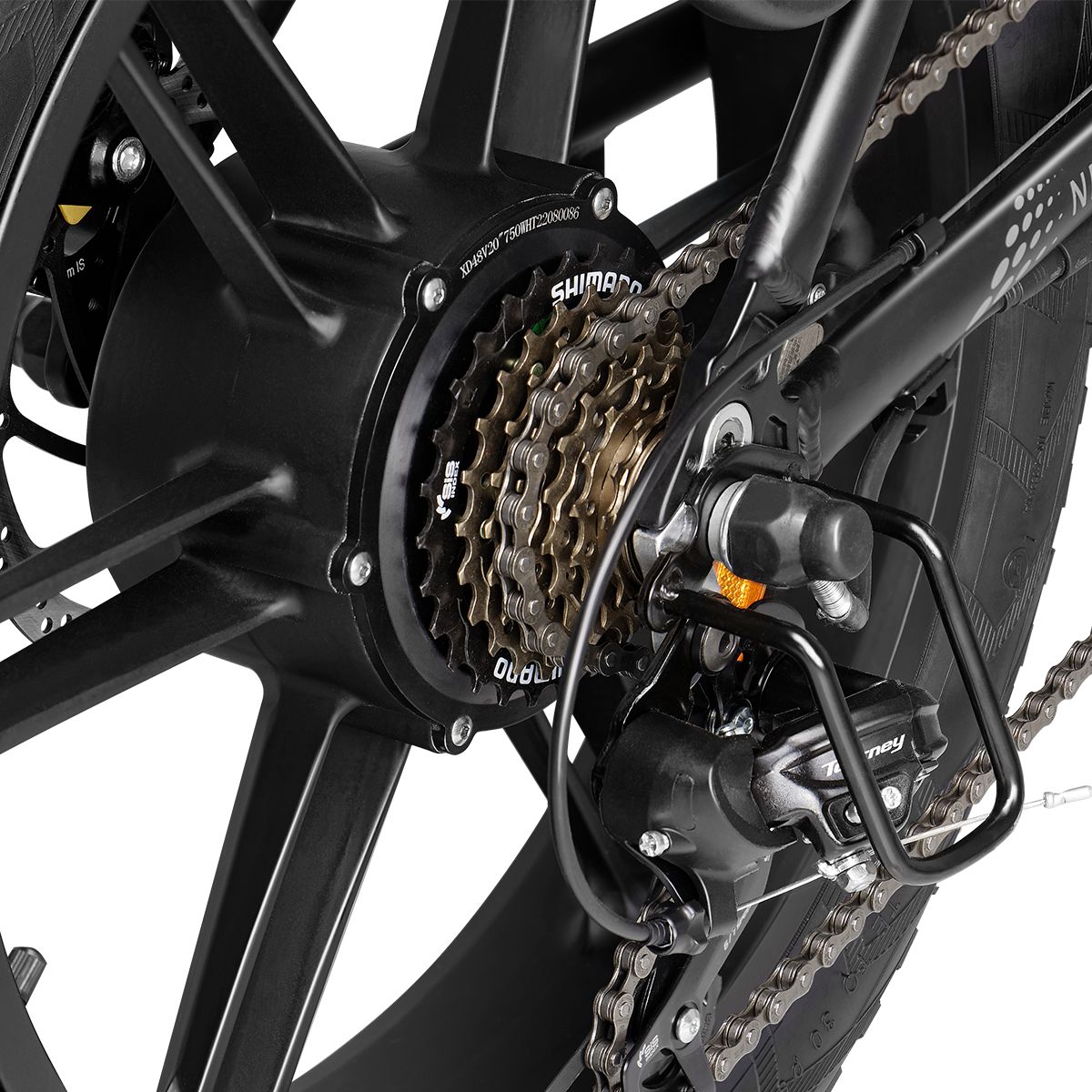 Primo piano della ruota posteriore di una e-bike. Ingranaggi, catena e componenti Shimano. Cerchio nero.