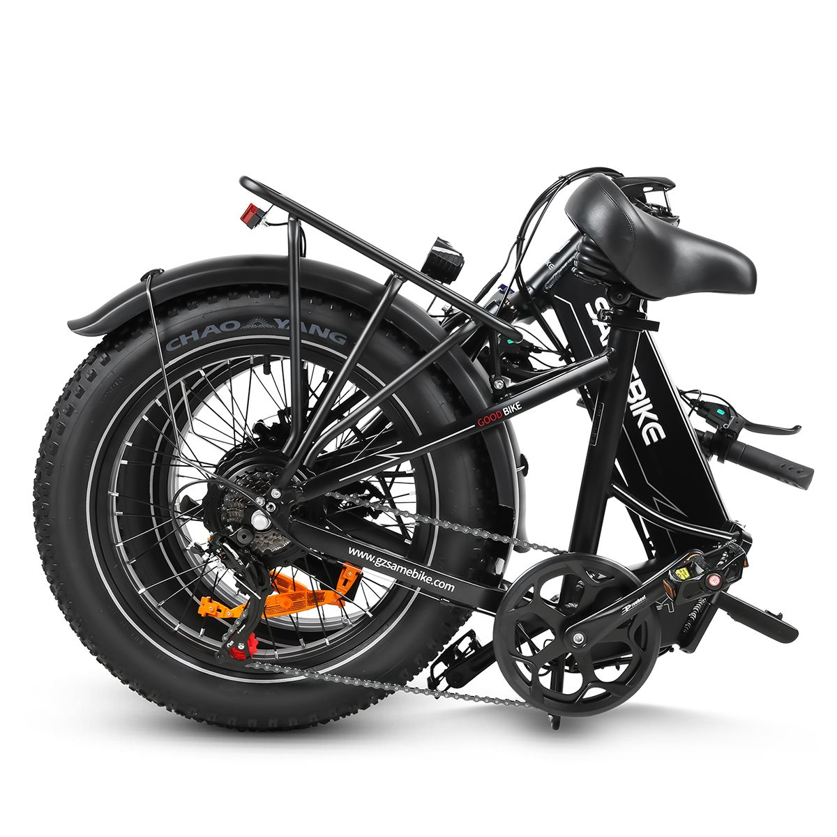 Bicicletta elettrica pieghevole SAMEBIKE LOTDM200-II, nera, piegata. Vista compatta. Pneumatici larghi, portapacchi, sella. Alloggiamento batteria.