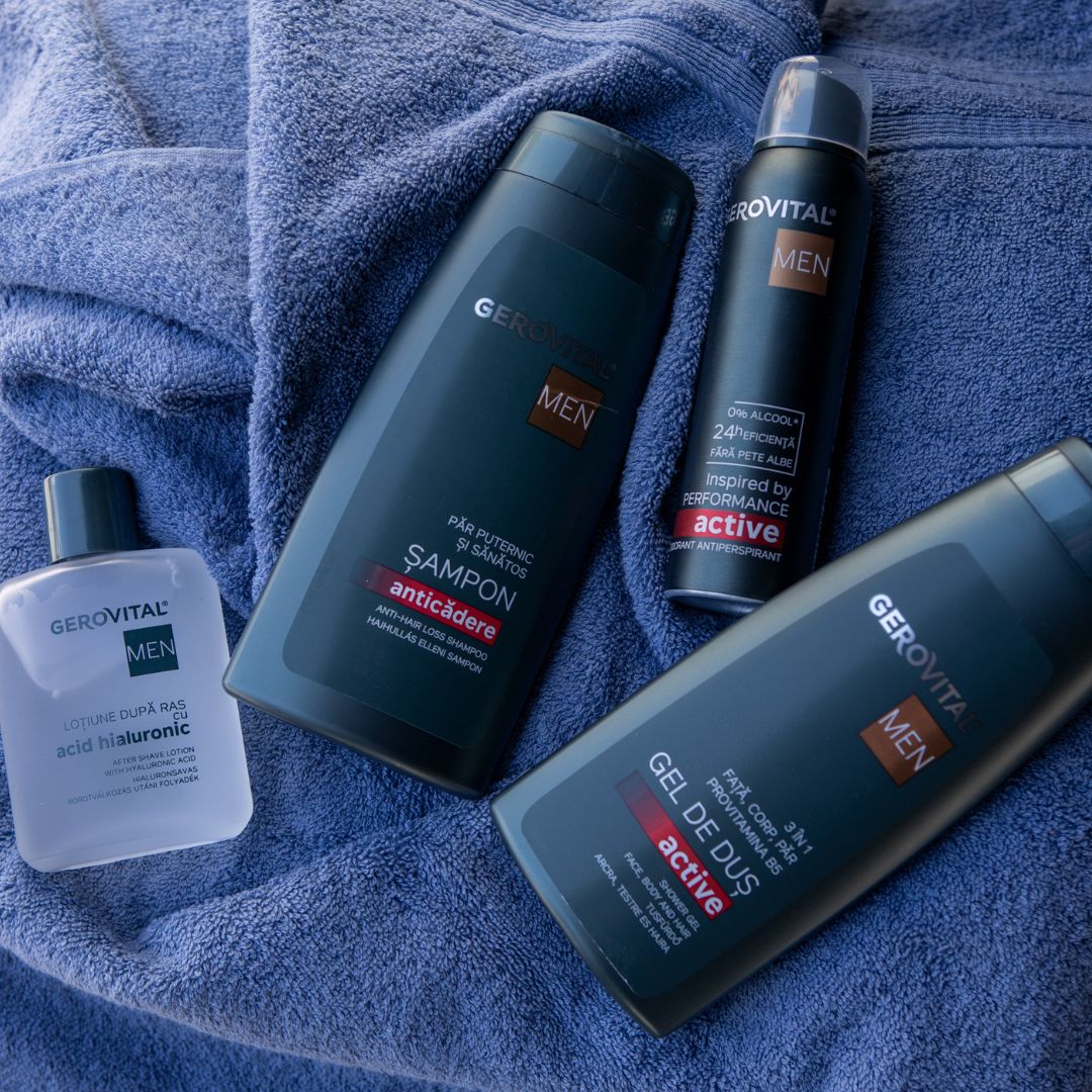 Vari prodotti Gerovital Men su un asciugamano blu. Shampoo, gel doccia, spray per capelli e lozione.
