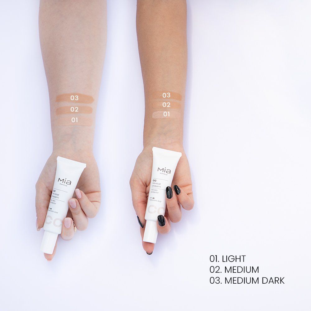 Due mani tengono ciascuna un tubo di crema CC Reveal Mia Makeup. Sui polsi sono applicati campioni di colore. Sulla mano sinistra il colore 01. Light, sulla mano destra i colori 01. Light, 02. Medium e 03. Medium Dark.