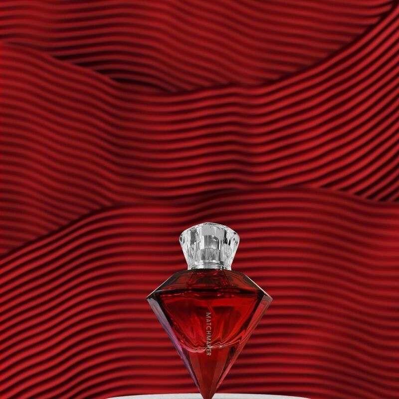 Flacone di profumo rosso a forma di diamante su sfondo con motivi ondulati rossi.
