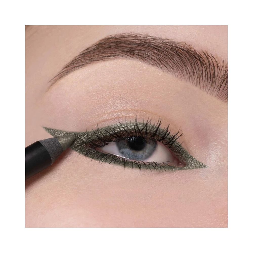 Occhio con Artdeco Soft Eye Liner Waterproof verde. L'eyeliner viene applicato.