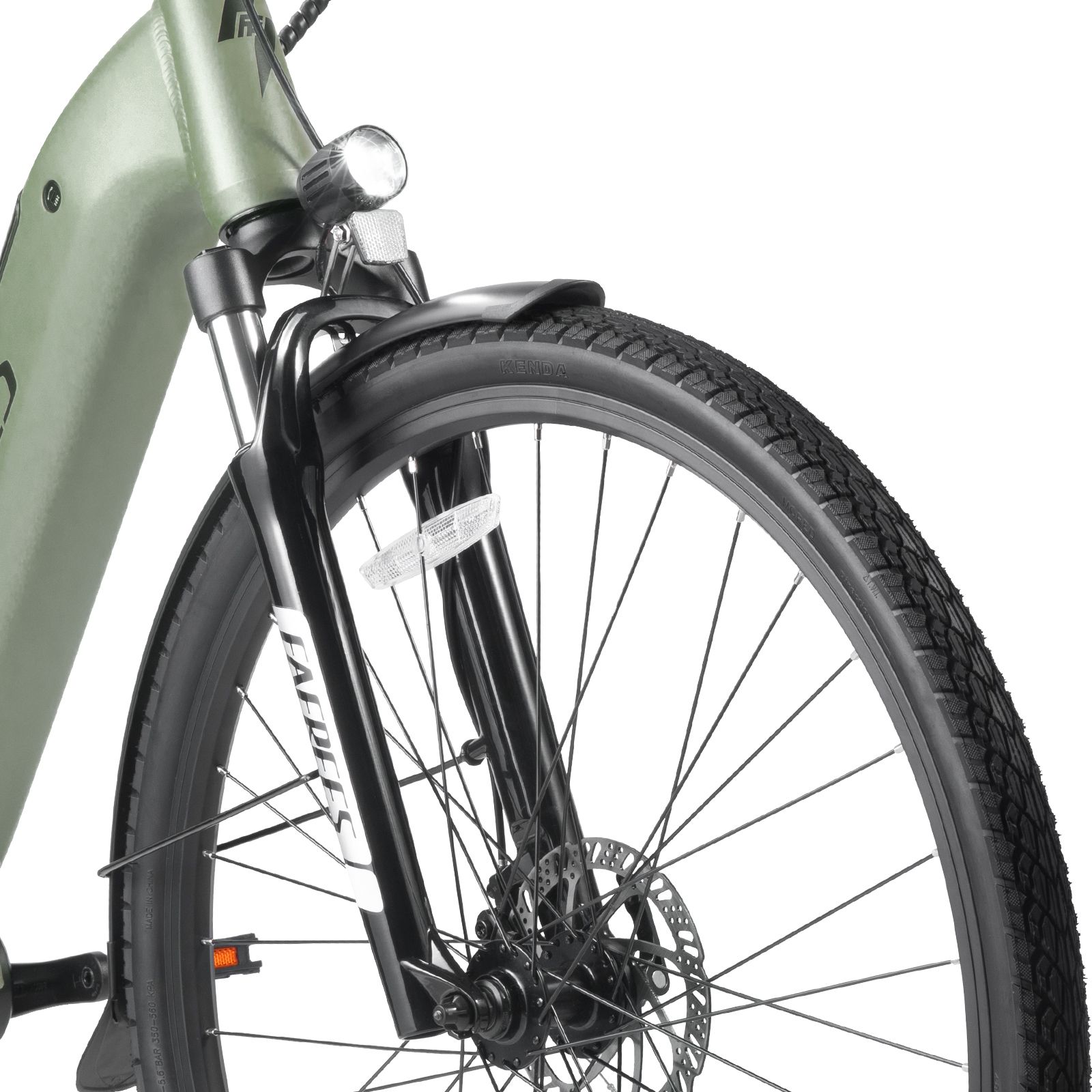 Primo piano della ruota anteriore di un'e-bike da trekking verde. Pneumatici neri, forcella e disco freno. Marchio FAFREES.
