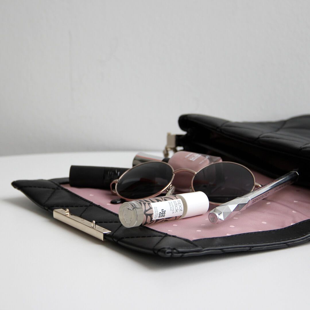 Borsa con occhiali da sole, rossetto, roll-on con testo: Spot Stick, Australian Bodycare e applicatore.