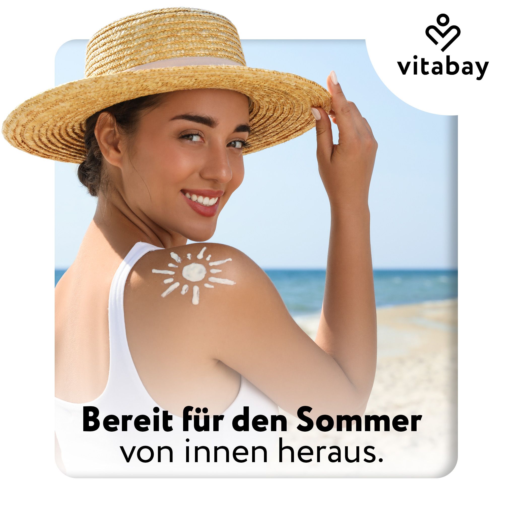 Donna con cappello di paglia in spiaggia, logo Vitabay, testo: Pronta per l'estate dall'interno.