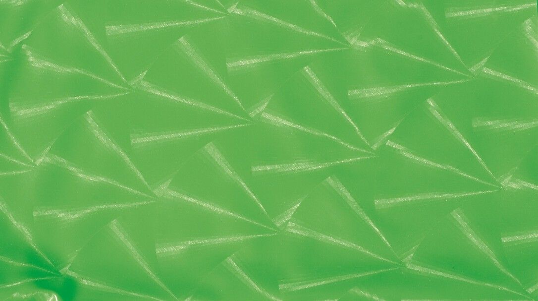 Superficie verde strutturata. Motivo di triangoli ripetuti.