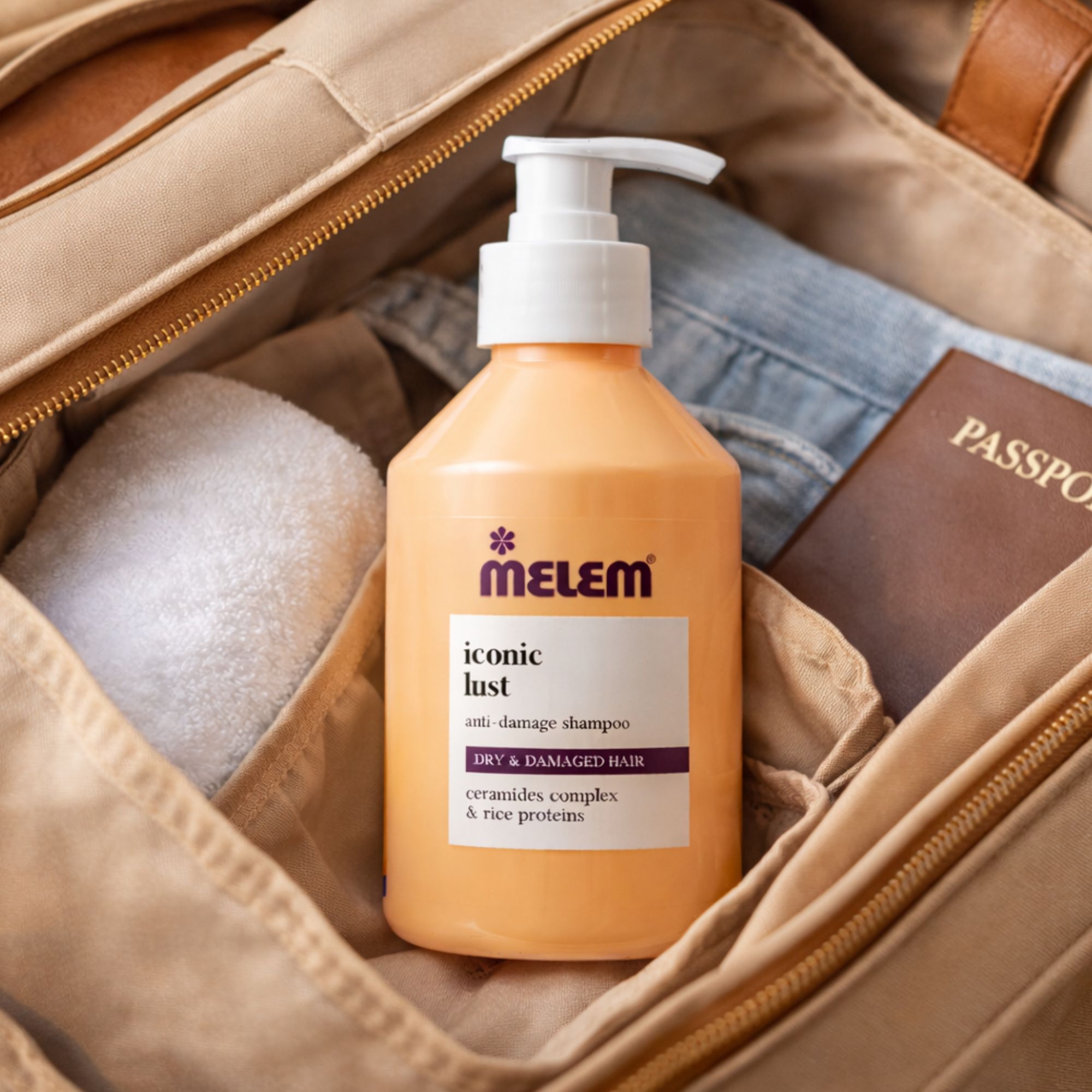 Flacone di shampoo beige con dosatore bianco. Scritta: Melem iconic lust. Anti-Damage Shampoo. Per capelli secchi e danneggiati. In una valigia.