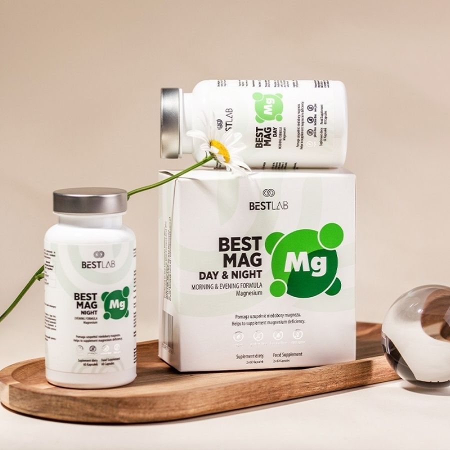 Flaconi e confezione di integratori alimentari su un vassoio. Scritta: BEST LAB BEST MAG DAY & NIGHT. Integratore di magnesio.
