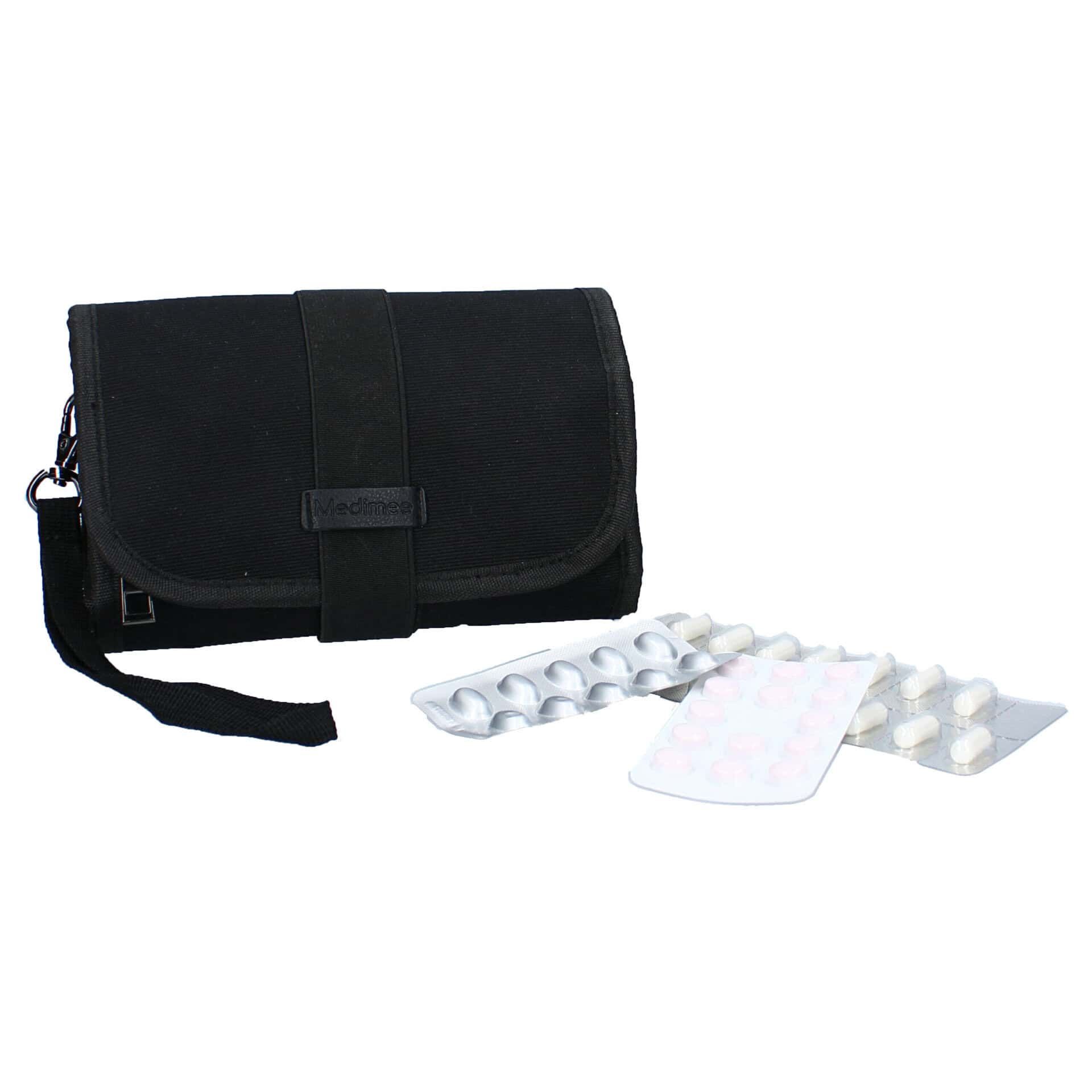 Astuccio nero per medicinali con due blister di pillole accanto.