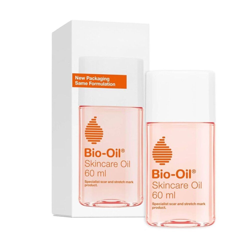 Due flaconi Bio-Oil e confezione. Flaconi con tappo bianco, logo arancione. Confezione con testo: Skincare Oil 60 ml.
