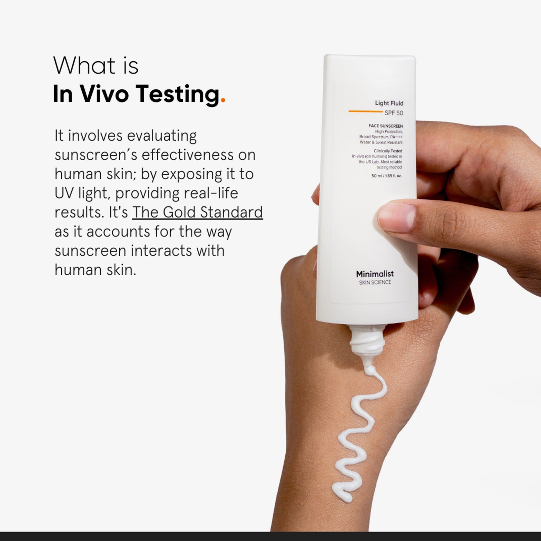 Persona che tiene un tubetto da cui esce la protezione solare. Testo: Light Fluid SPF 50. Marchio: Minimalist.