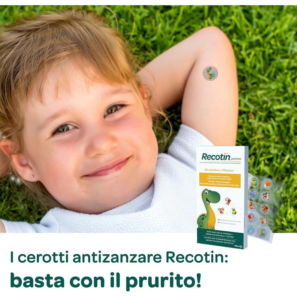 Bambino sdraiato sull'erba con cerotto sul braccio. Testo: Allevia il prurito, Favorisce la guarigione, Rinfresca e calma.