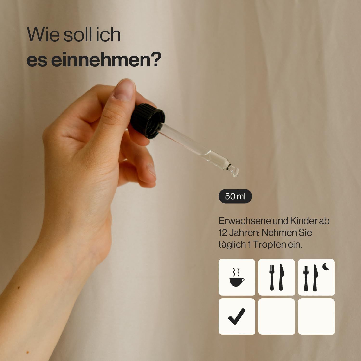 Mano con pipetta. Scritta: 50 ml. Testo: Adulti e bambini dai 12 anni in su: Assumere 1 goccia al giorno. Simboli: tazza, forchetta, forchetta e coltello, luna e stella, spunta.