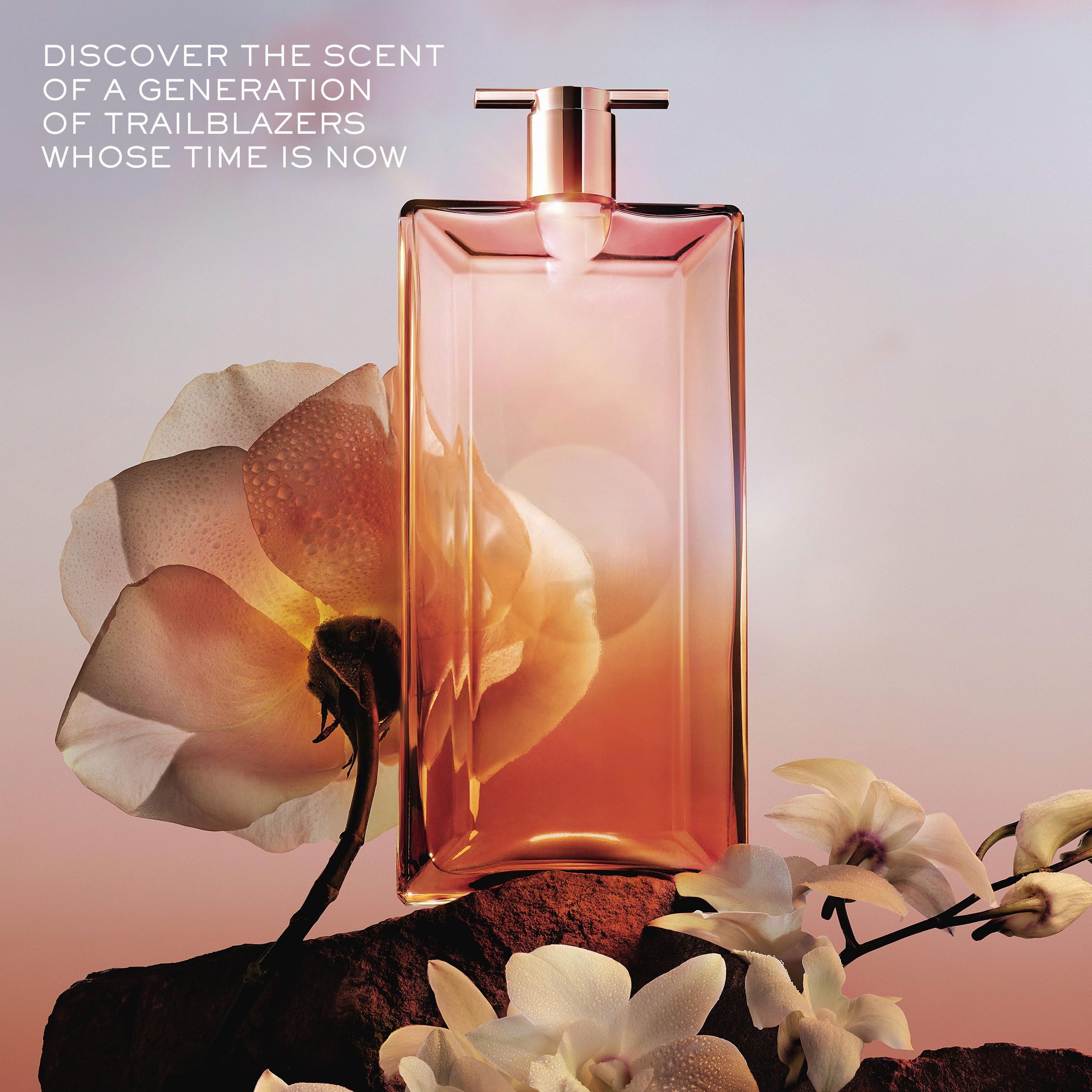 Flacone di profumo con rosa e orchidea. Nome del prodotto non visibile.