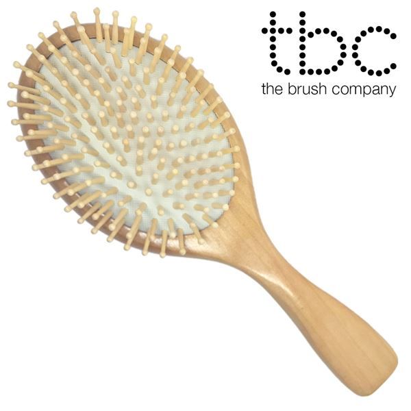 Spazzola ovale in legno con molti denti in legno. Manico ergonomico in legno.