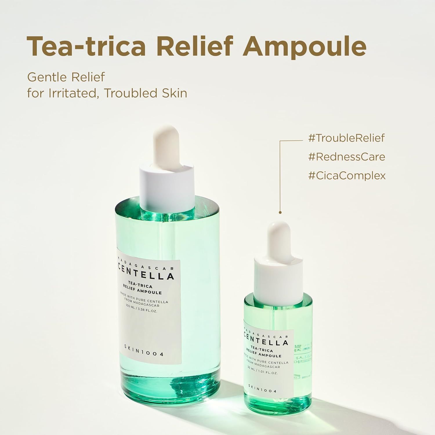 Due fiale con contagocce, una grande e una piccola. Testo: Tea-trica Relief Ampoule. SKIN1004. Sfondo: chiaro.