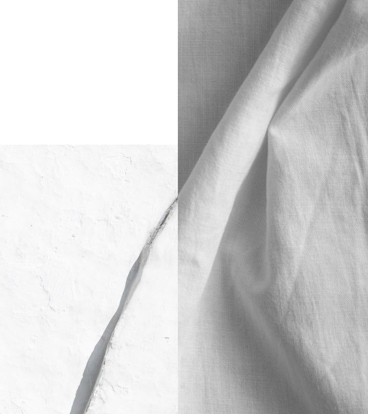 Due superfici bianche. Sinistra: superficie ruvida. Destra: tessuto con pieghe.