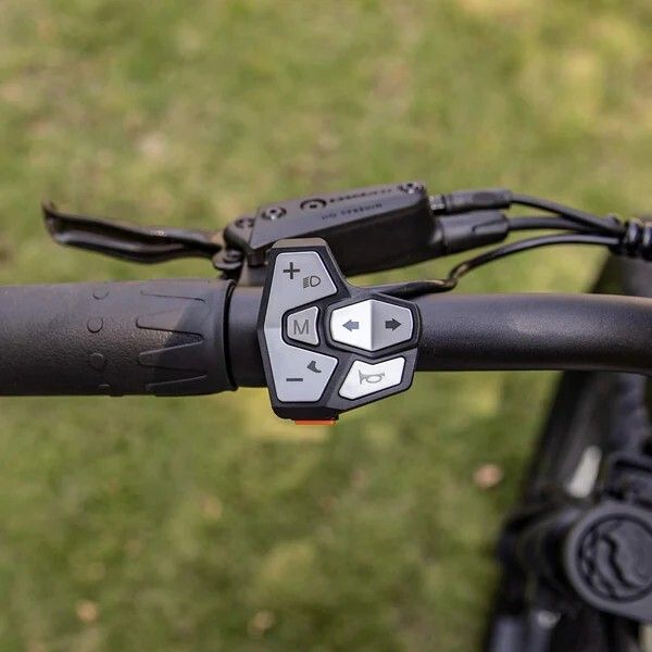 Manubrio bici con comandi. Pulsanti funzioni, frecce, clacson. Scatola nera.