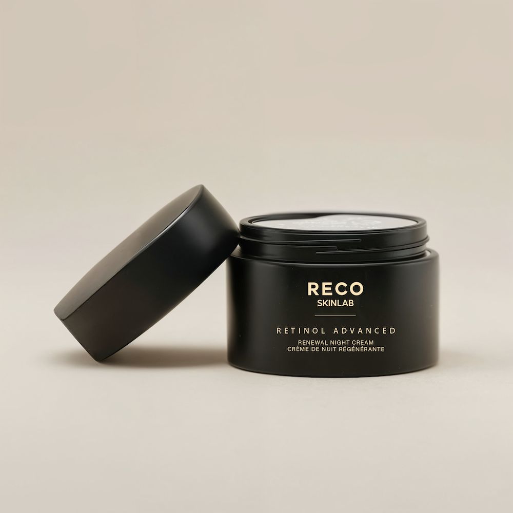 Vasetto nero RECO SKINLAB con coperchio aperto. Scritta: Retinol Advanced Renewal Night Cream.