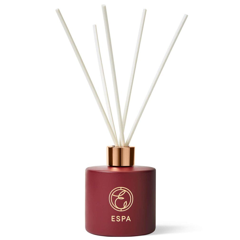 Diffusore ad astine Espa Frankincense & Myrrh con cinque bastoncini in un flacone rotondo rosso scuro con logo dorato.
