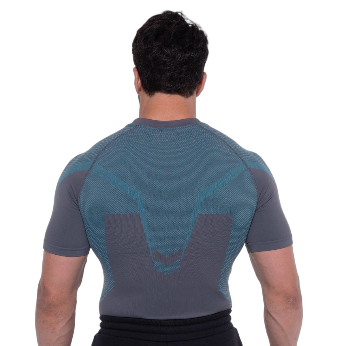 Vista posteriore di un T-shirt grigio da uomo con accenti blu.