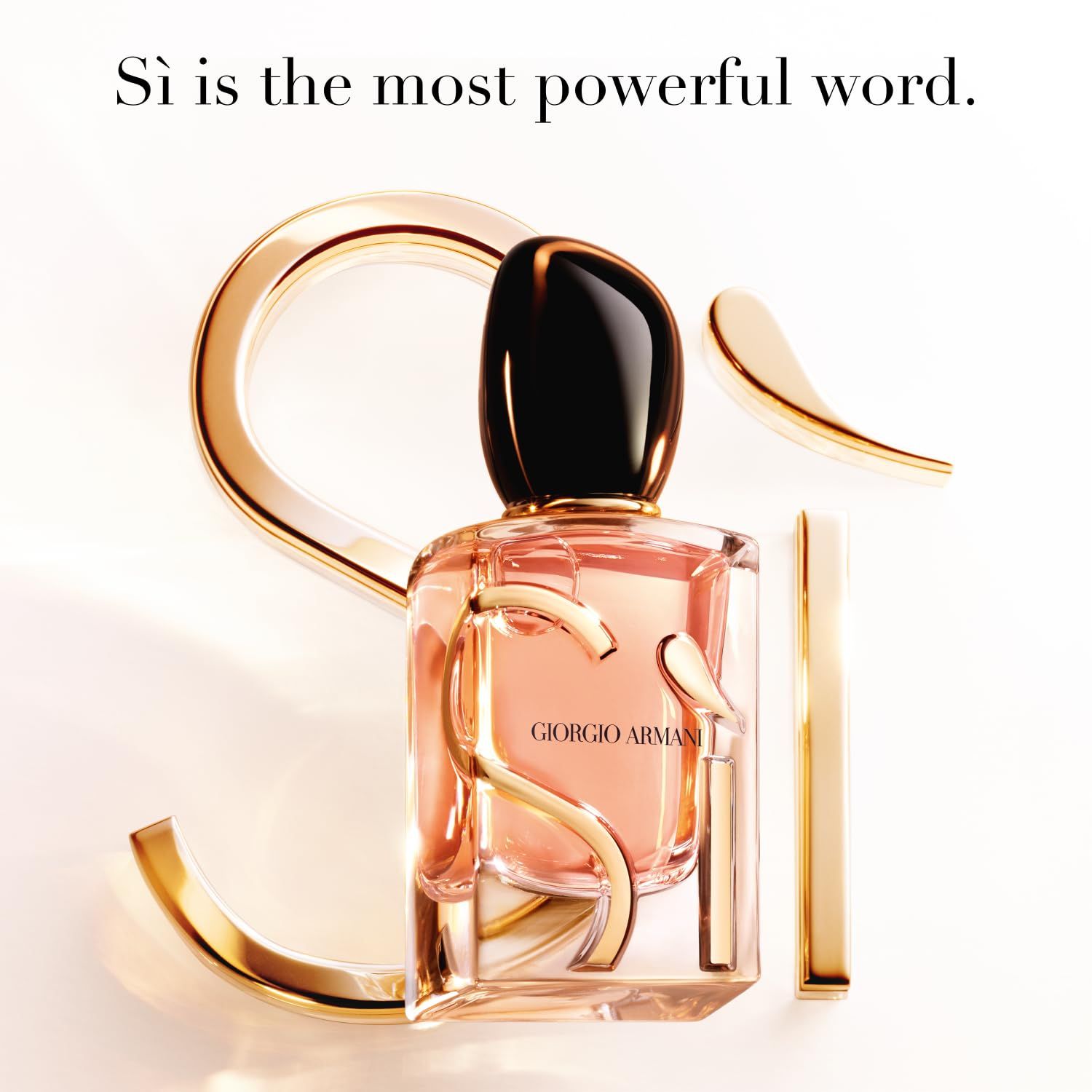 Flacone Giorgio Armani Si Eau de Parfum Intense. Lettere e dettagli dorati. Tappo nero. Liquido rosa.