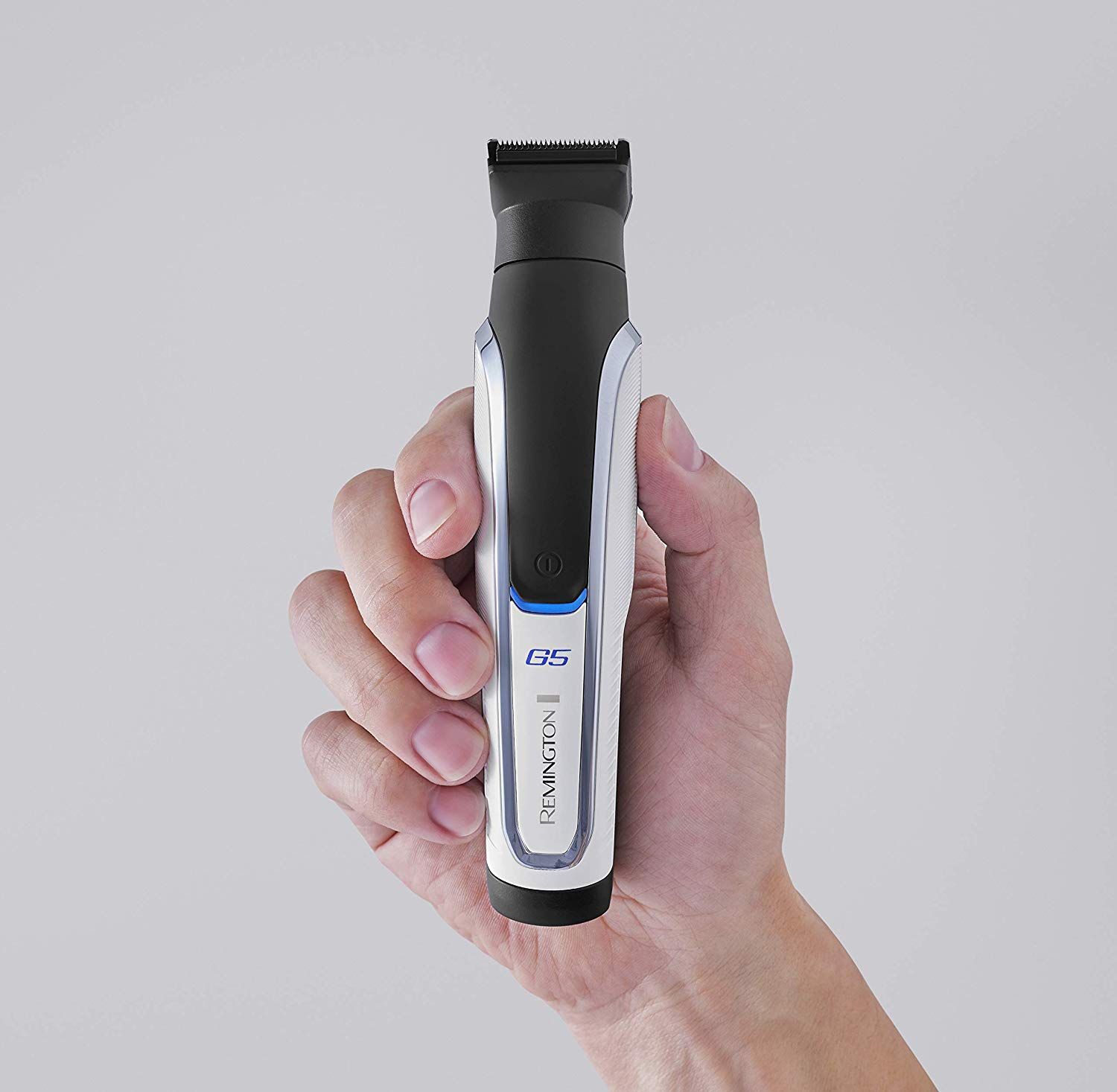 Tagliacapelli tenuto in mano. Il dispositivo è nero, argento e bianco. Il nome Remington e la designazione G5 sono visibili.