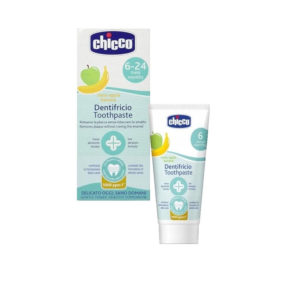 Tubo e confezione di dentifricio CHICCO. Scritta: 6-24 mesi, Dentifricio Toothpaste. Motivo mela-banana. Bianco, azzurro e verde.