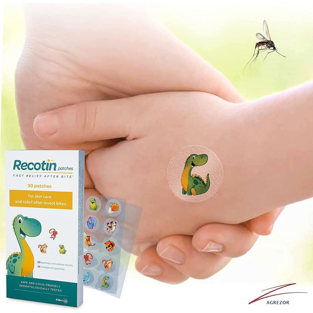 Bambino con cerotto sulla mano. Confezione di cerotti Recotin accanto. 30 cerotti, 20 motivi animali, 10 trasparenti.