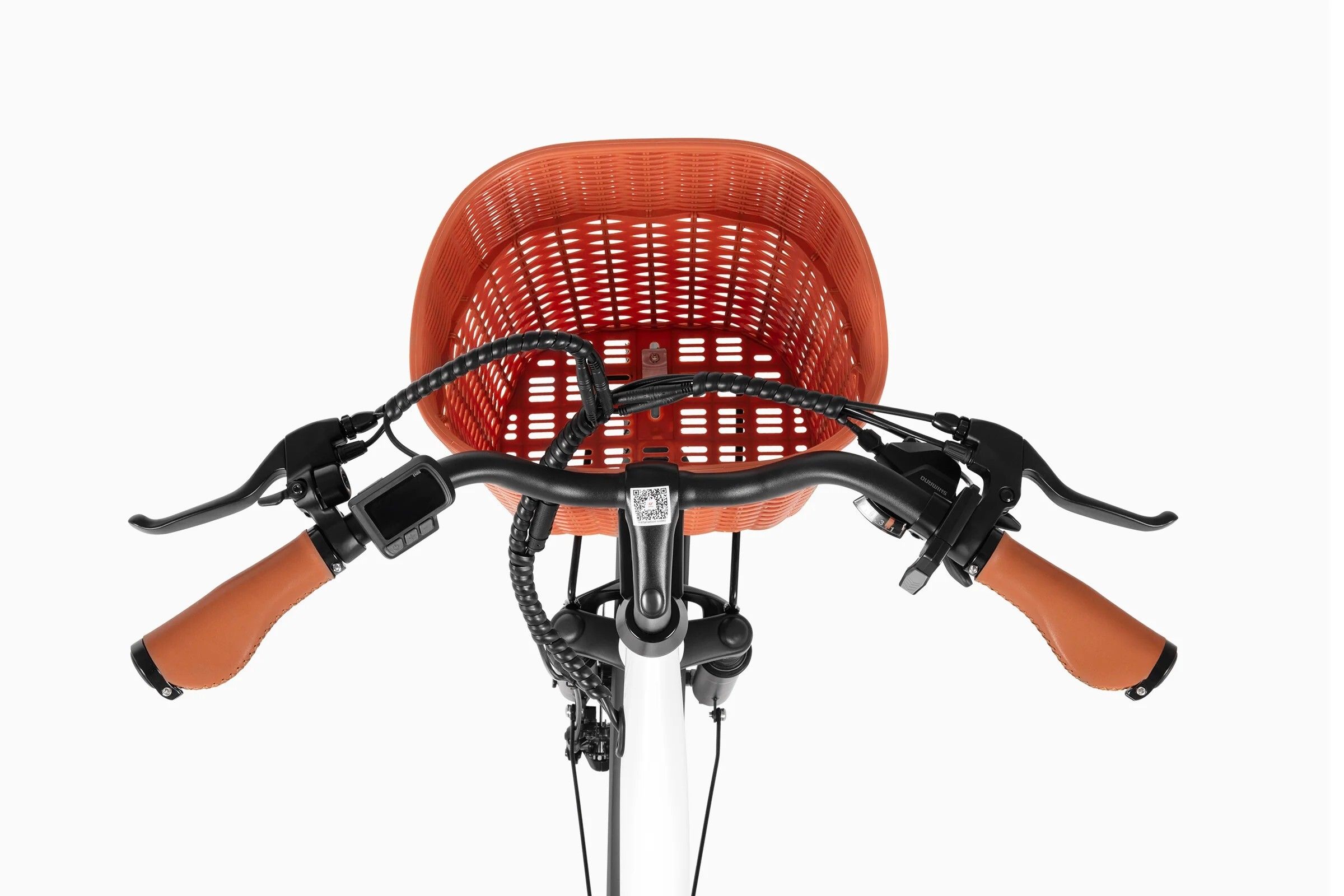 Vista dall'alto del manubrio, del cestino e delle leve dei freni di una bici elettrica bianca. Manopole marroni.