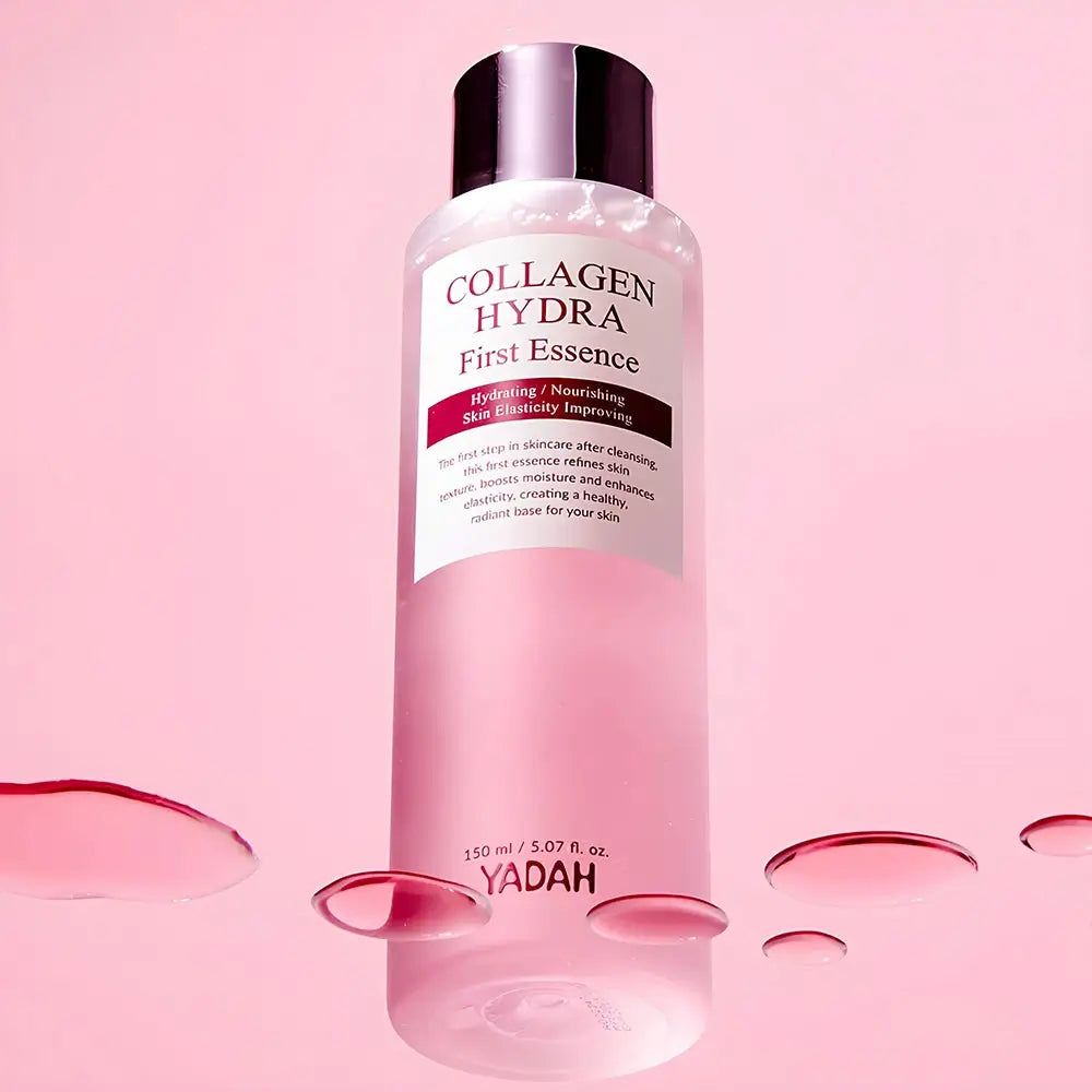 Flacone trasparente con liquido rosa. Scritta: Collagen Hydra First Essence. Liquido rosa sullo sfondo.