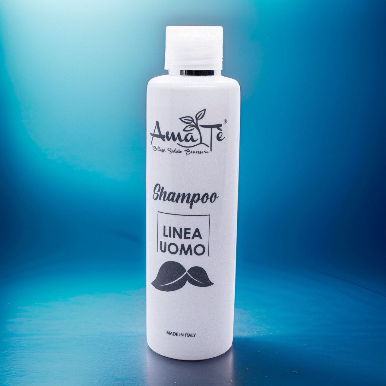 Flacone bianco di shampoo Amatè Uomo. Scritta nera: Shampoo, Linea Uomo, simbolo baffi. Prodotto in Italia.