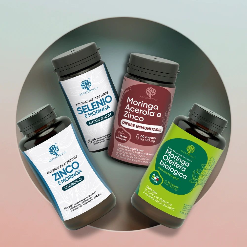 Quattro flaconi RedMoringa BOOST DIFESE IMMUNITARIE. Vista dall'alto. Etichette con nomi di prodotti e informazioni.