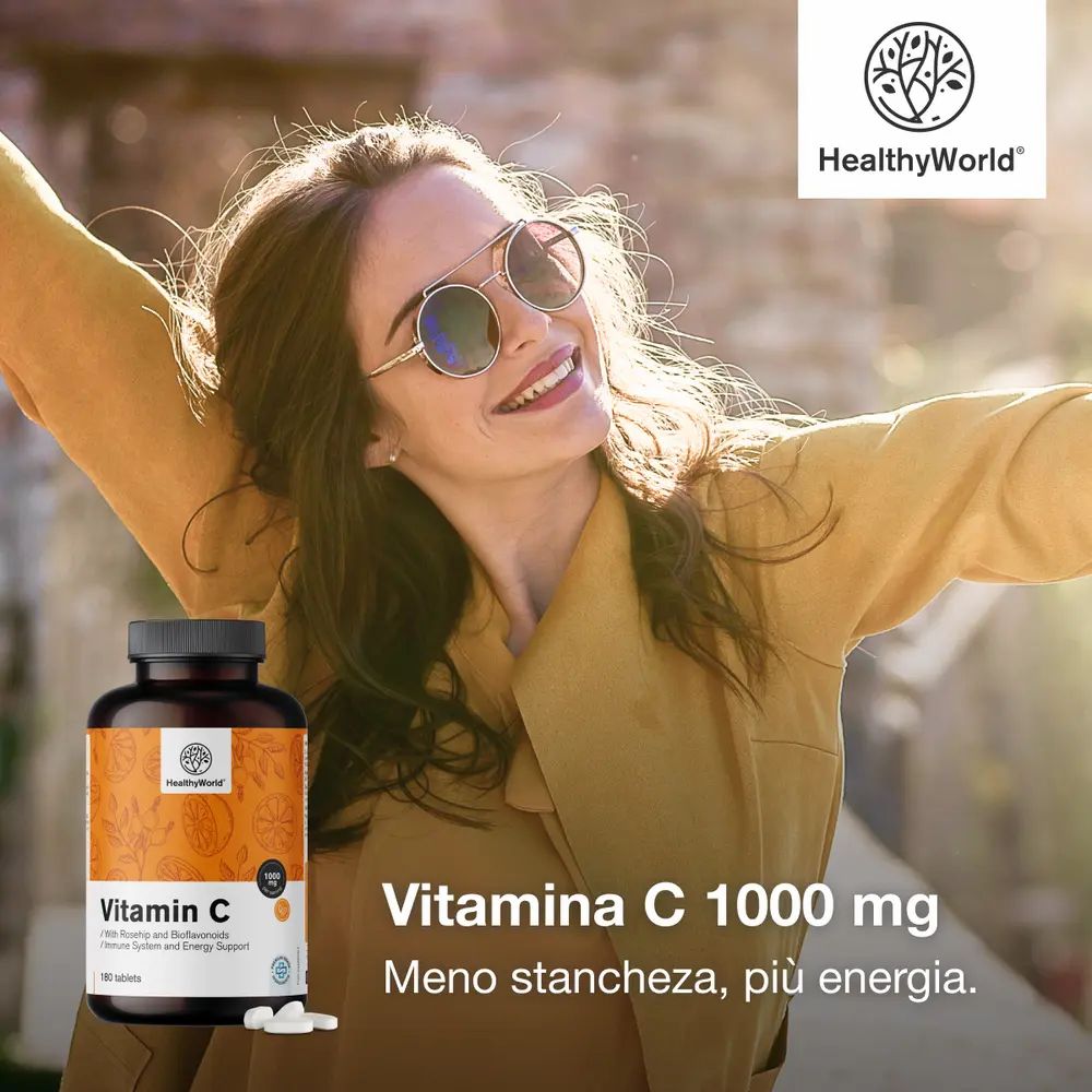 Donna con occhiali da sole e flacone di vitamina C. Scritta: Vitamina C 1000 mg. Meno stanchezza, più energia.