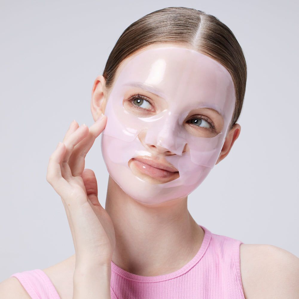 Donna con maschera idrogel Peptide Collagen Lifting Glow applicata.