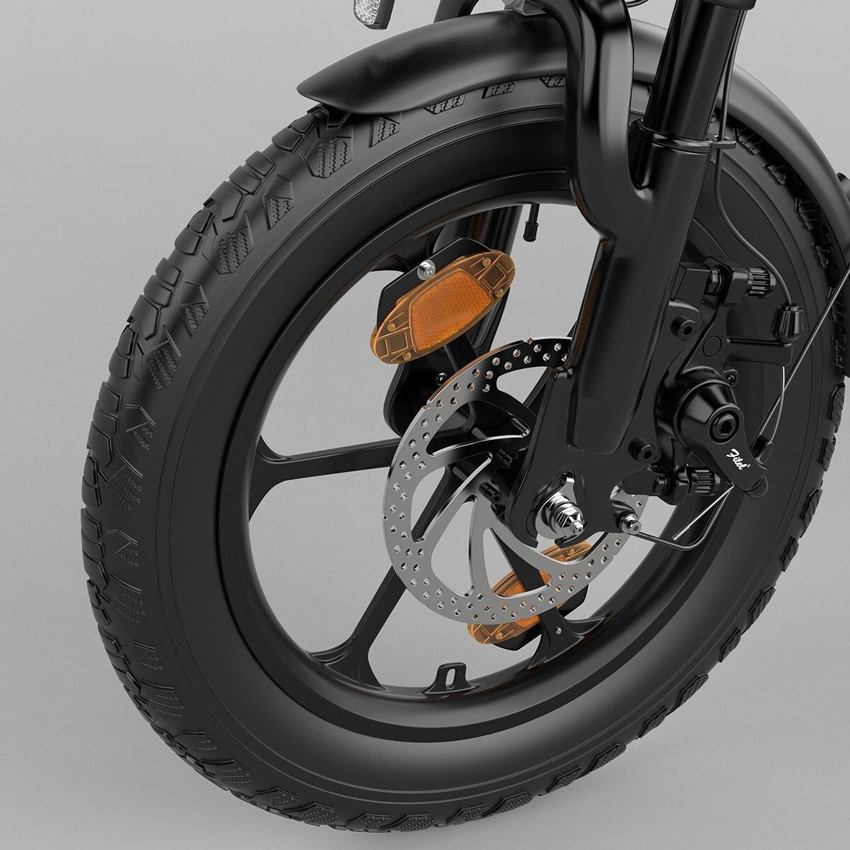 Ruota anteriore di una bicicletta elettrica. Pneumatico nero, disco freno e parafango.