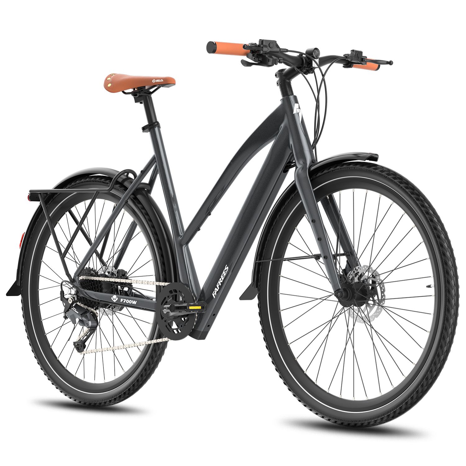 E-bike grigio scuro con sella marrone e manopole arancioni. Pneumatici neri e parafanghi. Vista laterale.