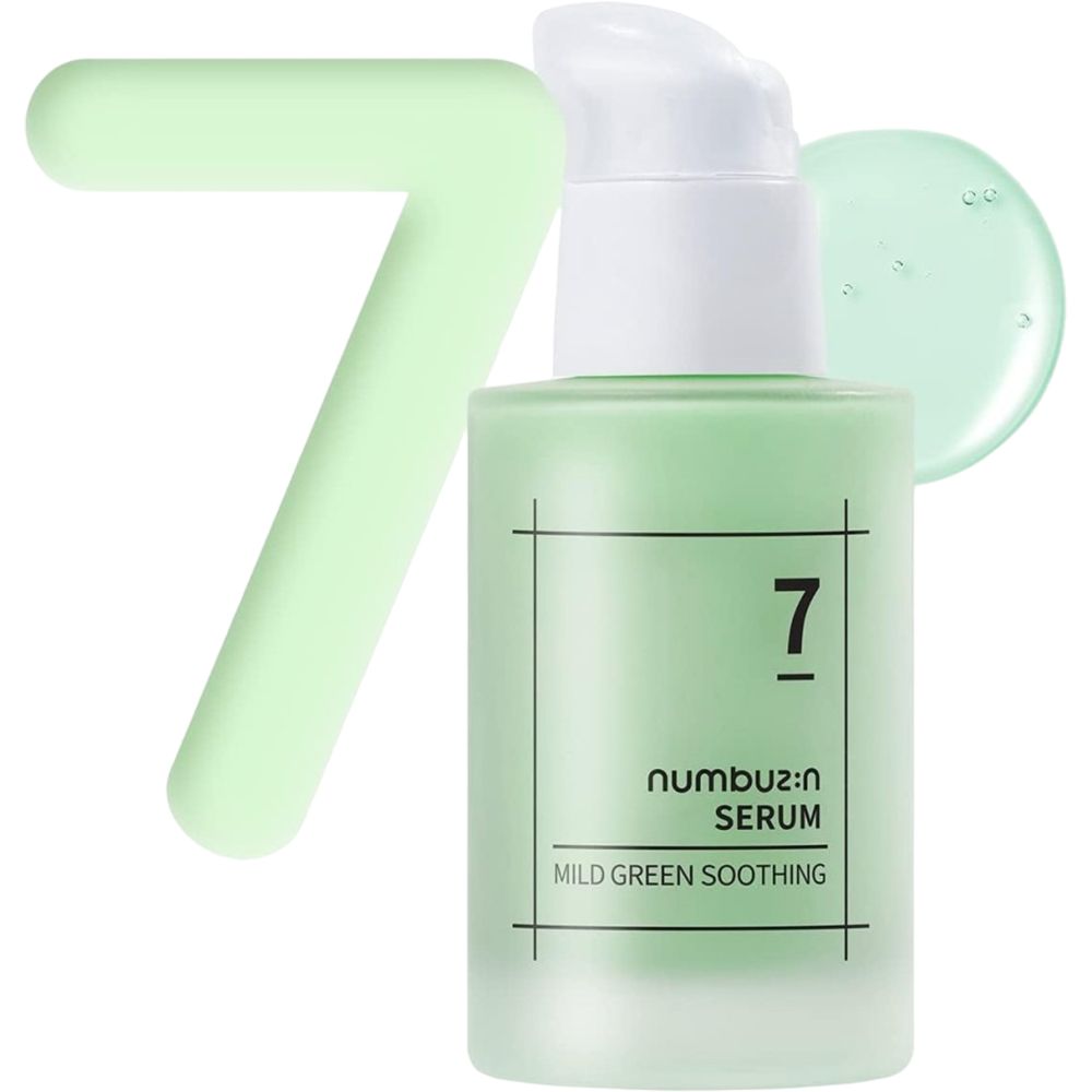 Flacone di siero verde con erogatore bianco. Scritte: 7, numbuz:n SERUM, MILD GREEN SOOTHING. Grande 7 verde accanto. Goccia verde.