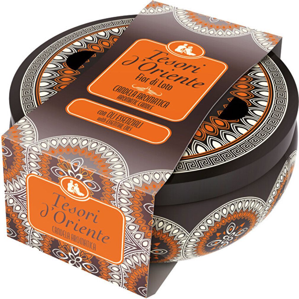 Candela rotonda nera con confezione. Etichette arancioni con testo: Tesori d'Oriente, Fior di Loto, Candela Aromatica.