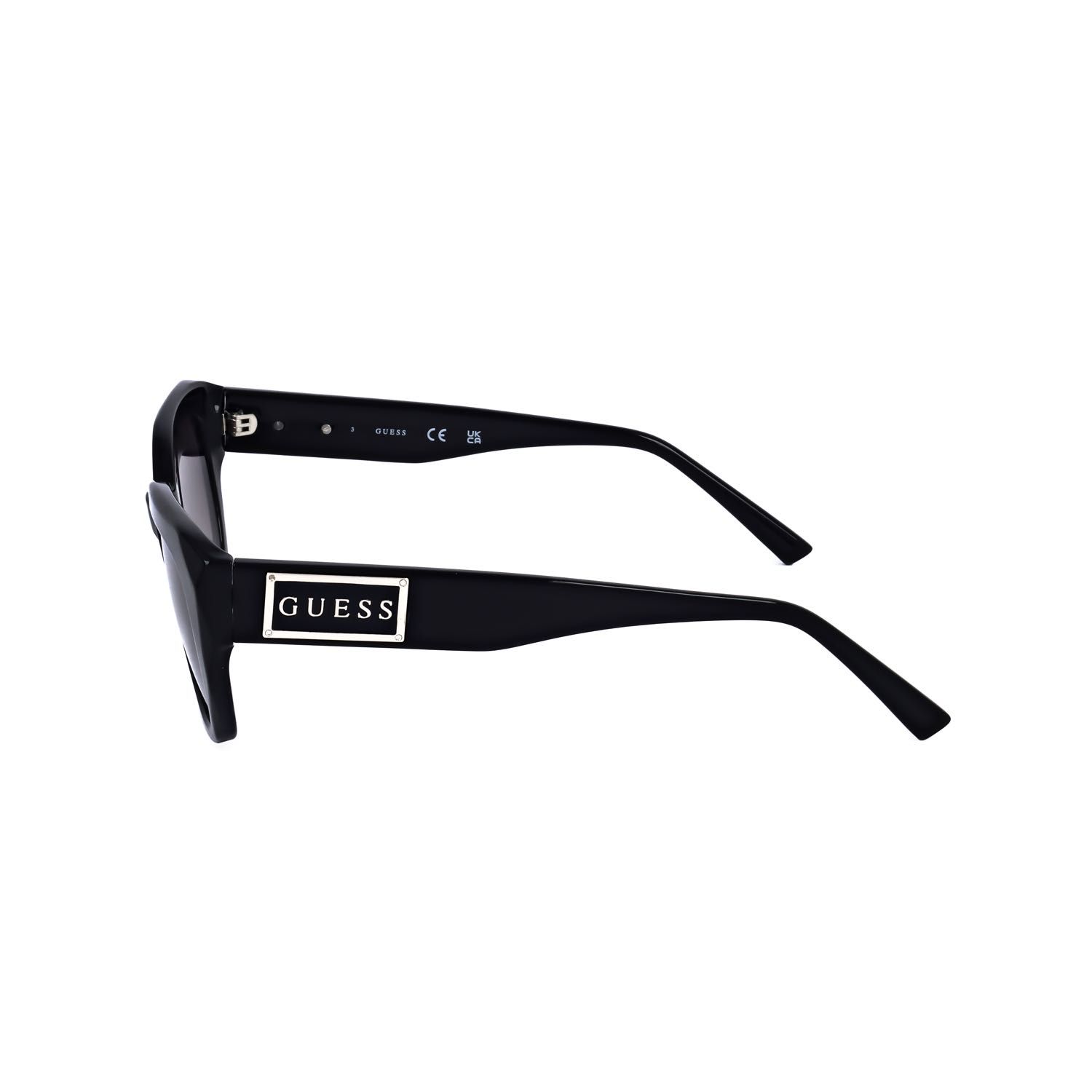 Occhiali da sole Guess neri con montatura rettangolare e logo sul braccio.