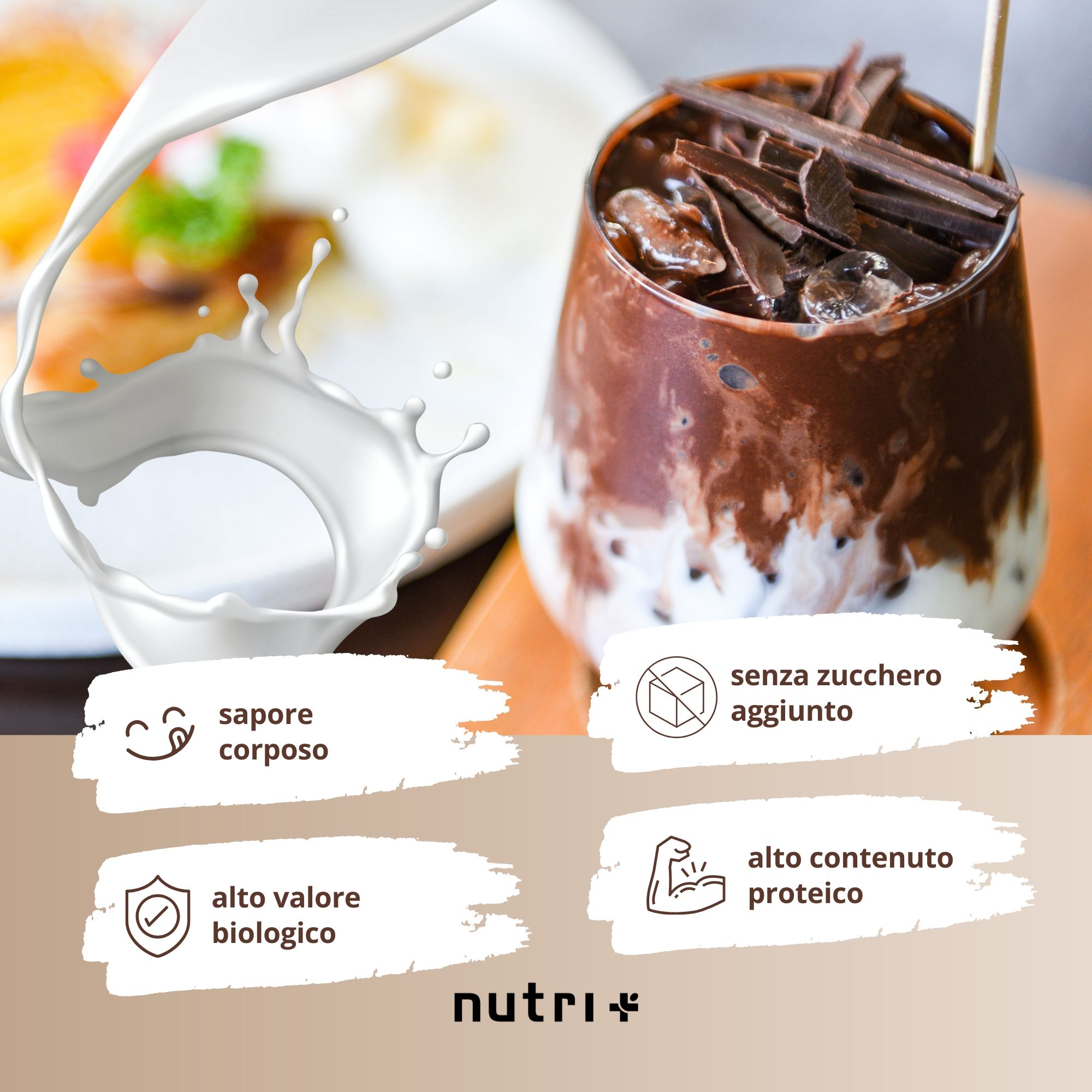 Bicchiere di frullato proteico al cioccolato. Testo: senza zuccheri aggiunti, alto contenuto proteico, alto valore biologico, sapore corposo.