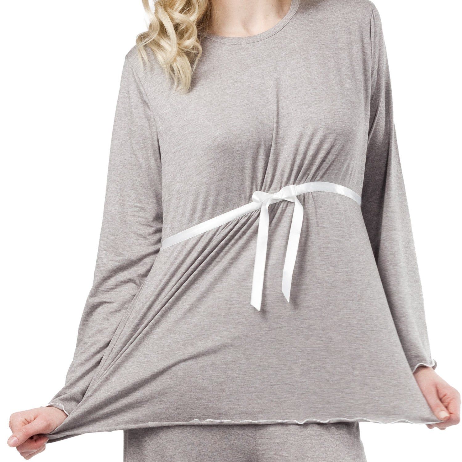 Top pigiama premaman grigio con nastro bianco. Maniche lunghe. Donna che tiene il tessuto aperto.