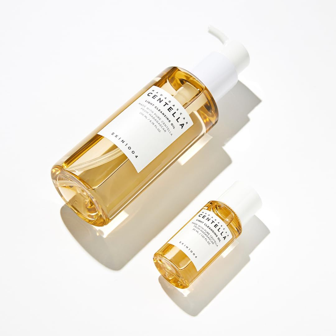 Due flaconi di olio detergente leggero SKIN1004 Centella, uno grande e uno piccolo.