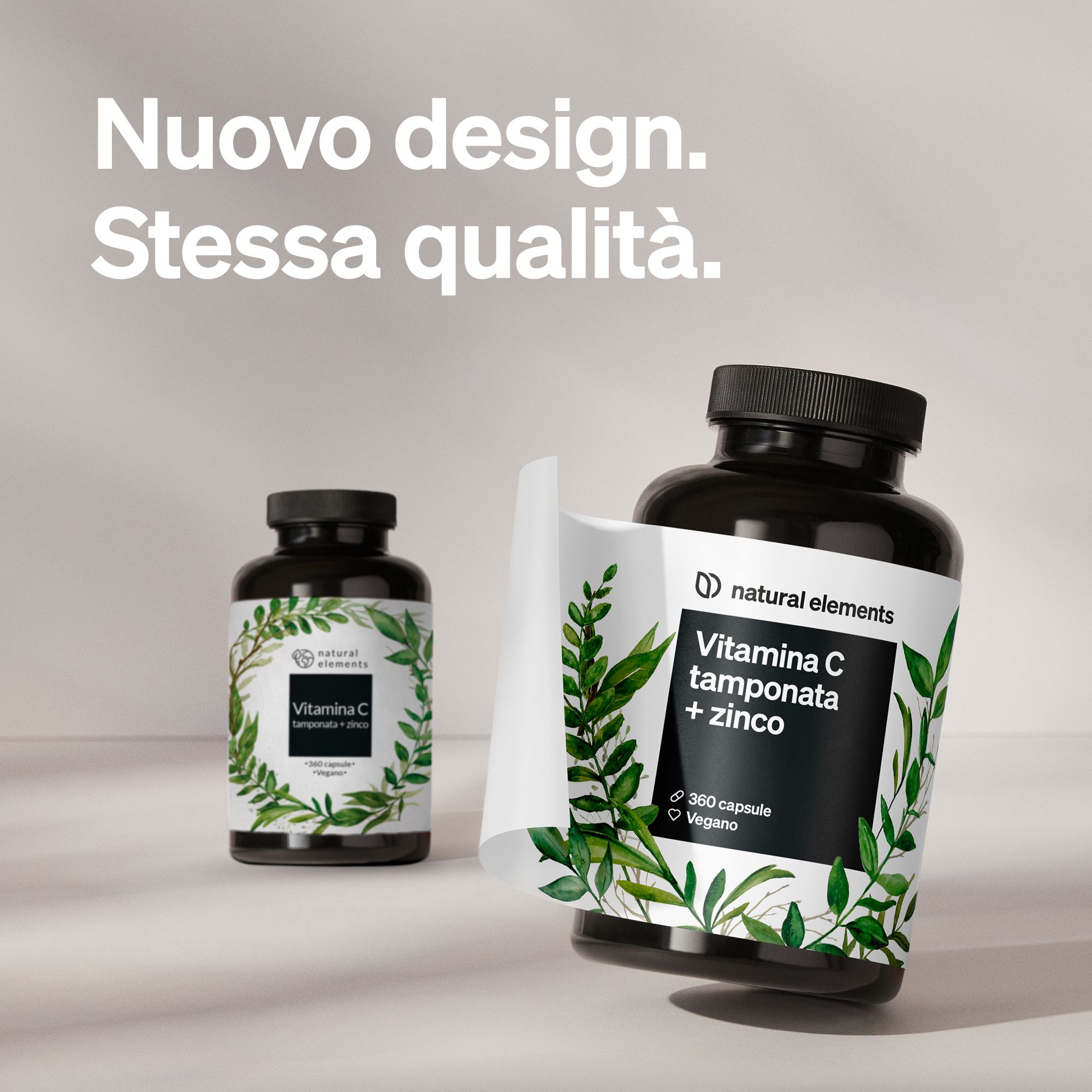 Due flaconi neri di capsule Vitamina C + Zinco, uno con etichetta che si stacca.
