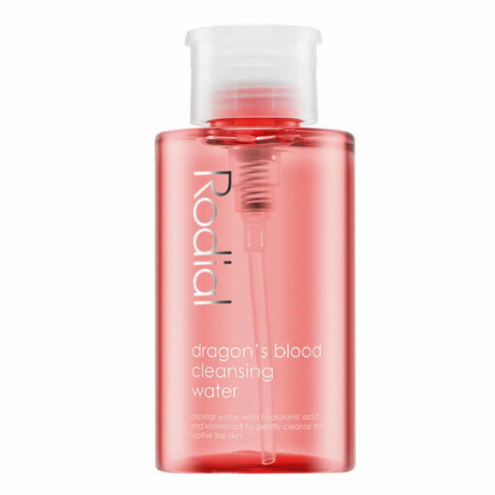 Flacone rosso con tappo a pompa bianco. Scritta Rodial e Dragon's Blood cleansing water. Liquido visibile.