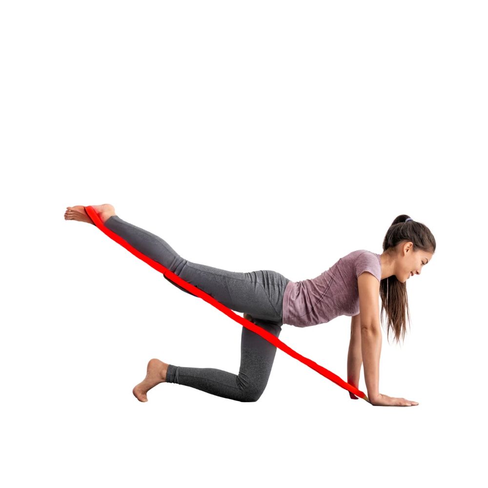 Donna che si allena con fascia di resistenza rossa. A carponi. Gamba tesa.