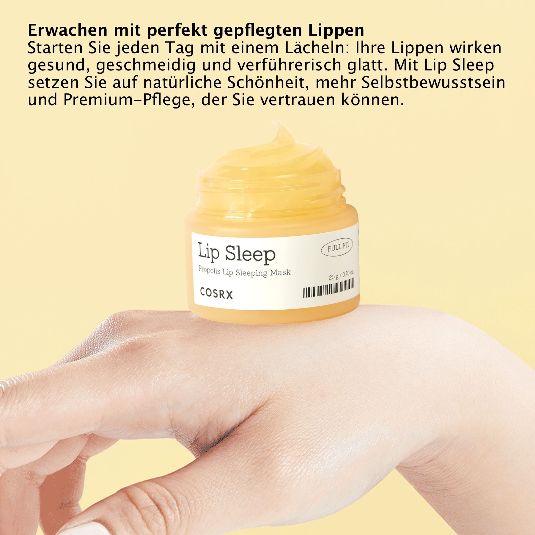Vasetto di COSRX Lip Sleep Propolis Sleeping Mask. Crema gialla. Mano che tiene il vasetto. Testo con nome e marchio.