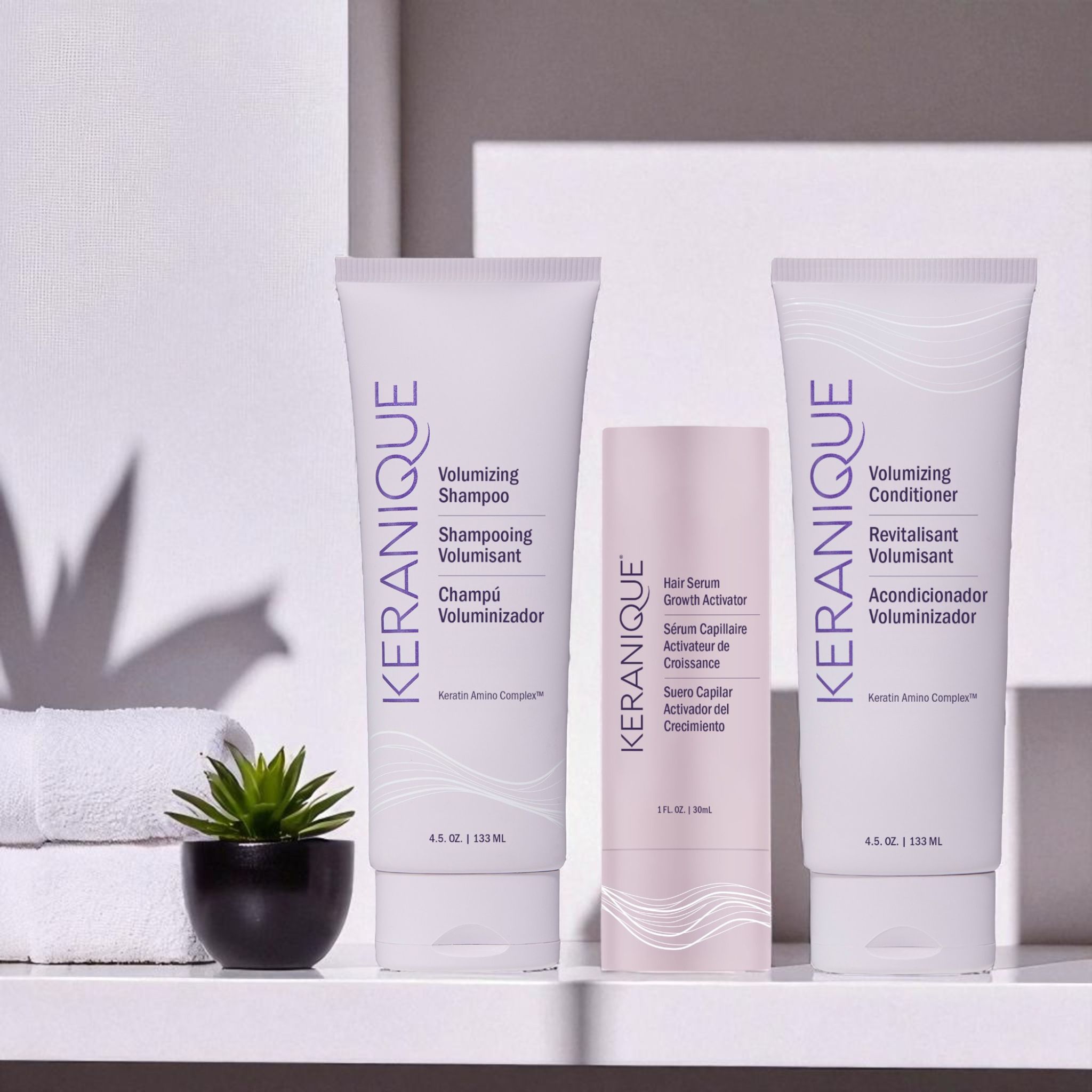 Prodotti Keranique: shampoo, siero e balsamo. Posizionati su uno scaffale.